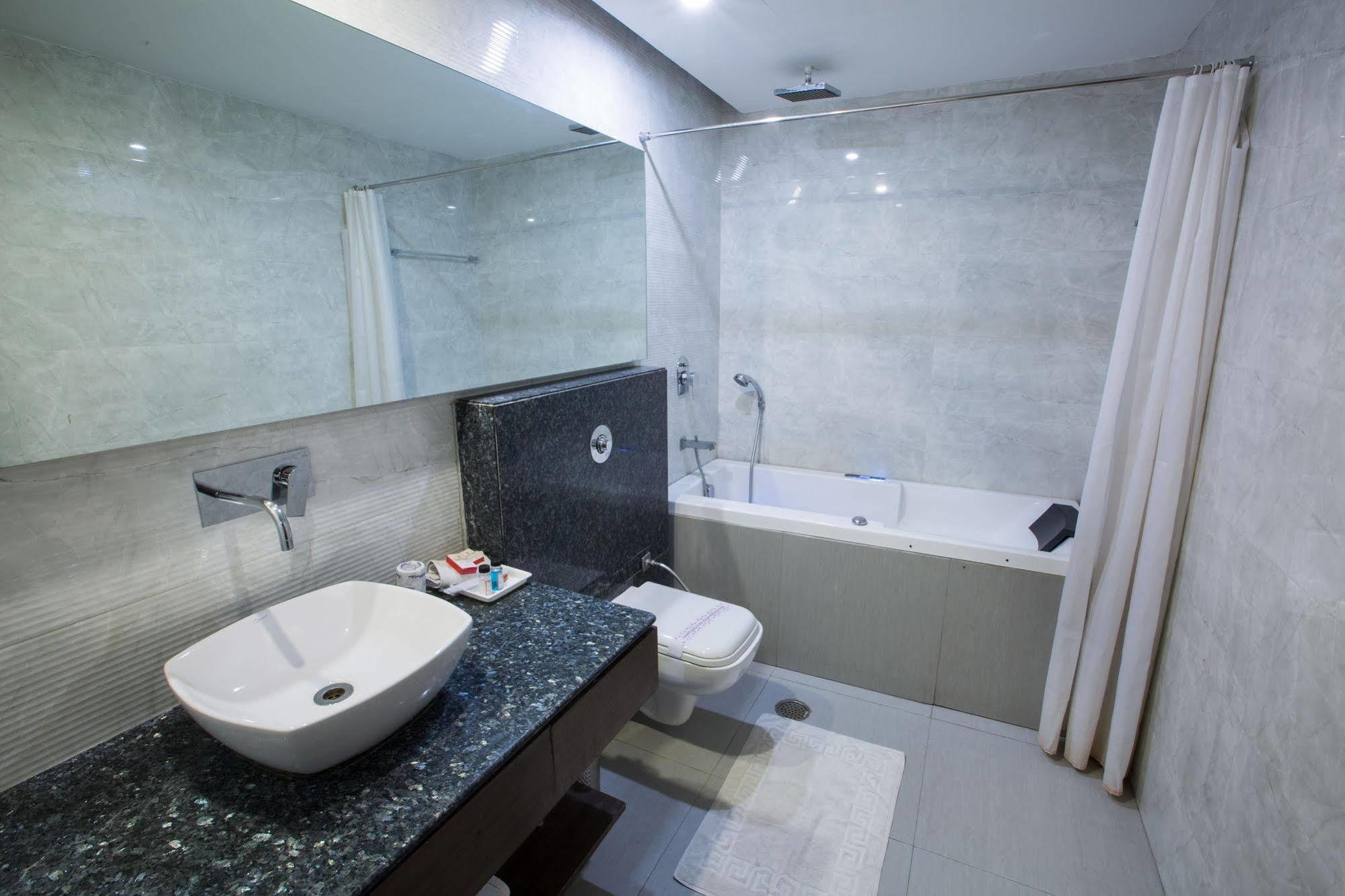 Hotel Narula'S Aurrum Amritsar Ngoại thất bức ảnh